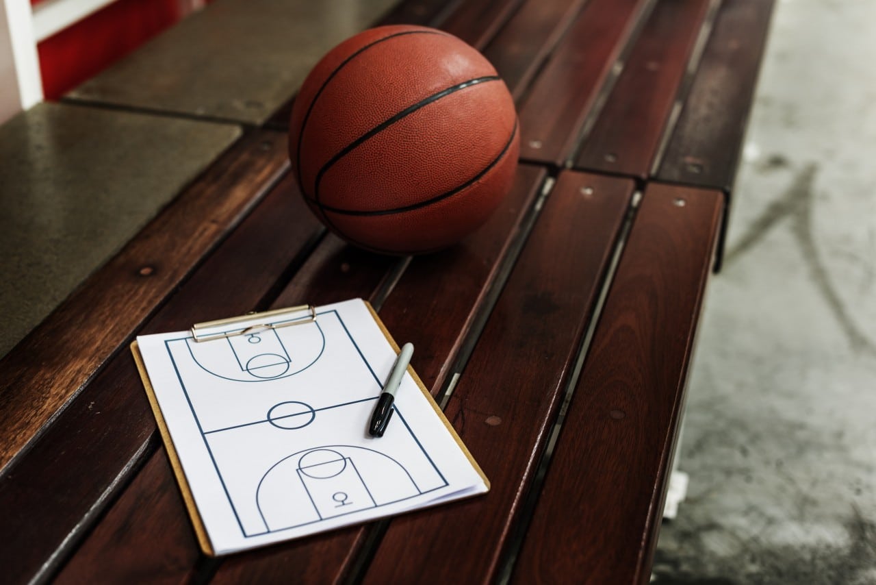 Basketball met tactic board ernaast.