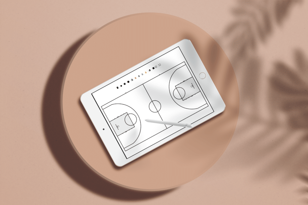Ipad met pencil voor een Basketball Tactic Board app.