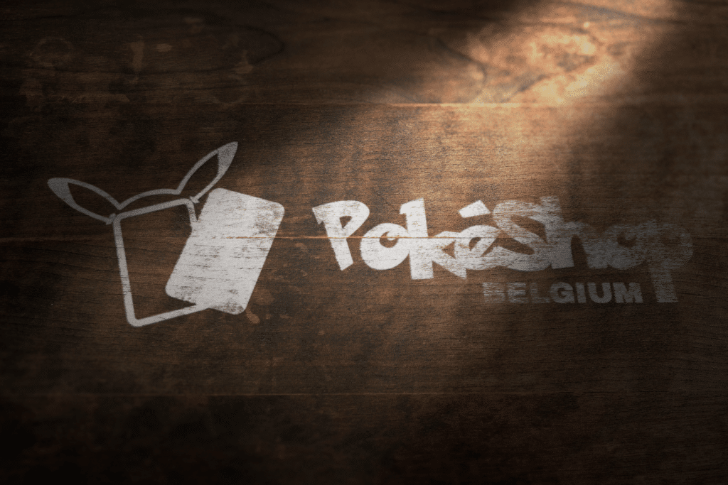 Logo PokéShop op een houten paneel.