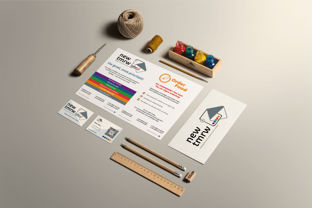Branding voor New TMRW. Alles op een bureau uiteengezet.
